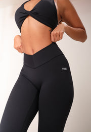 EFFORTLESS V WAISTBAND LEGGINGS IN BLACK