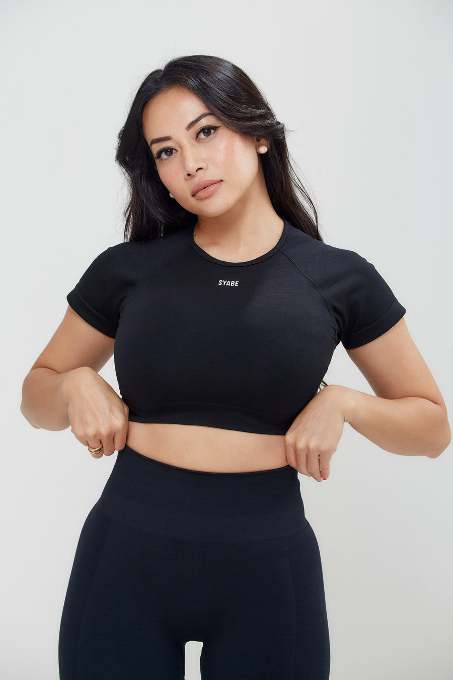 BASIC BLACK SEAMLESS CROP TOP